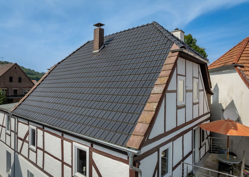 Saniertes Fachwerkhaus mit Tradition in samtschwarz mit Dachterrasseneinblick