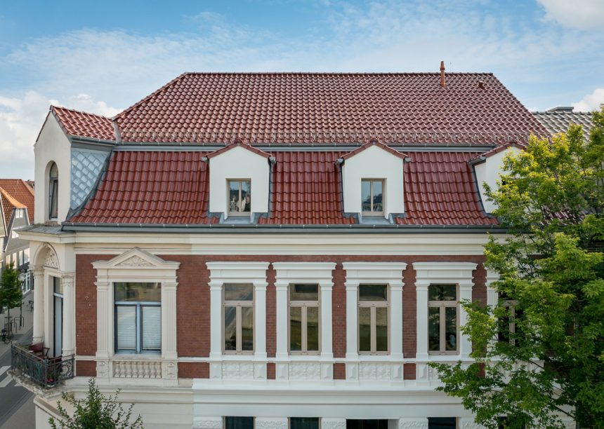 Stadtvilla mit einer restaurierten Dachseite mit Ziegel Z5 in der edlen Oberfläche toskanarot matt hier mit aufwendigen Stuckdetails an der Fassade