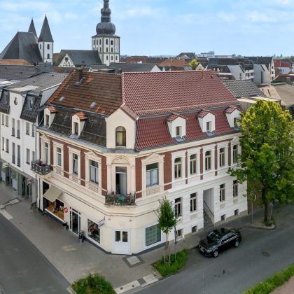 Stadtvilla mit einer restaurierten Dachseite mit Ziegel Z5 in der edlen Oberfläche toskanarot matt