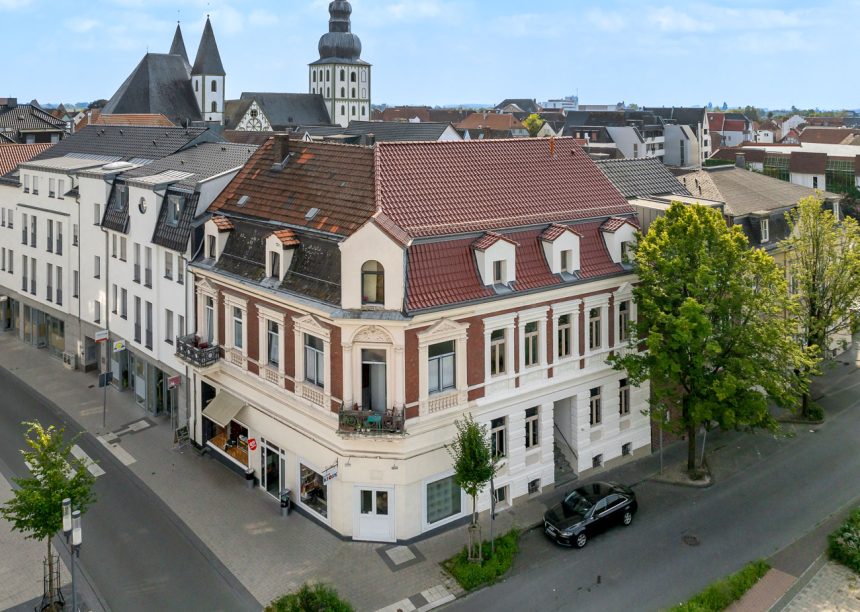 Stadtvilla mit einer restaurierten Dachseite mit Ziegel Z5 in der edlen Oberfläche toskanarot matt