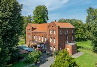 Historische Landvilla mit Dachziegel Z5, Hohlfalzziegel, in naturrot in der Gesamtansicht mit Garteneinblick