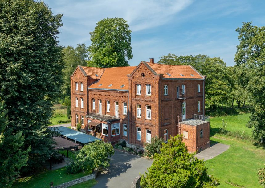 Historische Landvilla mit Dachziegel Z5, Hohlfalzziegel, in naturrot in der Gesamtansicht mit Garteneinblick