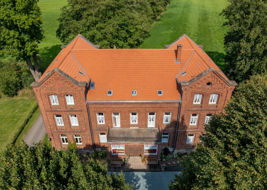 Historische Landvilla mit Dachziegel Z5, Hohlfalzziegel, in naturrot in der Gesamtansicht schräg oben