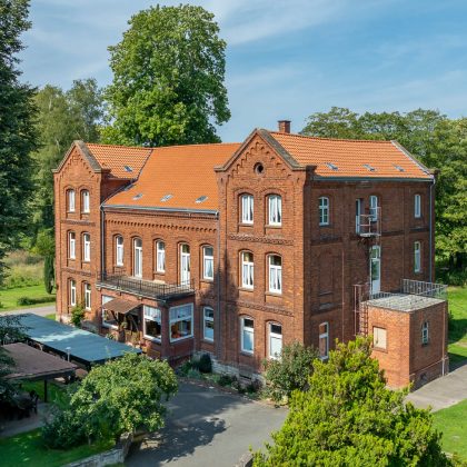 Historische Landvilla mit Dachziegel Z5, Hohlfalzziegel, in naturrot in der Gesamtansicht