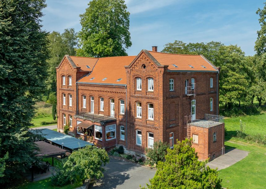 Historische Landvilla mit Dachziegel Z5, Hohlfalzziegel, in naturrot in der Gesamtansicht