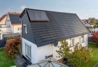 Stilvolle Solaranlage im Dach mit PV-Modul J160-PV und Solardurchgangsziegel für die Warmwasseranlage