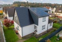 Stilvolle Solaranlage im Dach mit PV-Modul J160-PV in der schrägen Gesamtansicht fotografiert