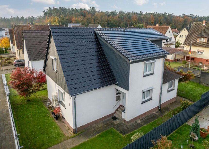 Stilvolle Solaranlage im Dach mit PV-Modul J160-PV in der schrägen Gesamtansicht fotografiert