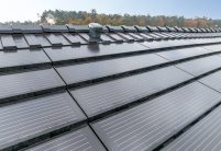 Stilvolle Solaranlage im Dach mit PV-Modul J160-PV mit Details vom First F21 und Sanitärlüfter