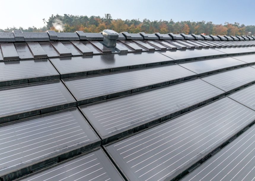 Stilvolle Solaranlage im Dach mit PV-Modul J160-PV mit Details vom First F21 und Sanitärlüfter