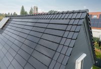 Stilvolle Solaranlage im Dach mit PV-Modul J160-PV mit Details vom Ortgang und Firstanfänger aus unserem keramischen Zubehör und der Solarfläche