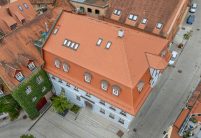 Mehrfamilienhaus mit Bibern in Rautespitz im traditionellen naturrot gedeckt aus der Vogelperspektive