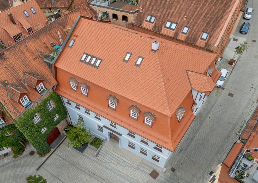 Mehrfamilienhaus mit Bibern in Rautespitz im traditionellen naturrot gedeckt aus der Vogelperspektive