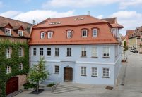 Mehrfamilienhaus mit Bibern in Rautespitz im traditionellen naturrot gedeckt in der Gesamtansicht