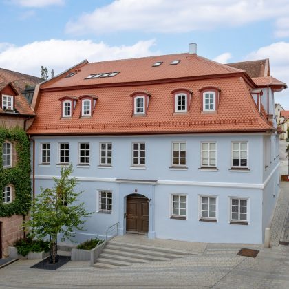 Mehrfamilienhaus mit Bibern in Rautespitz im traditionellen naturrot gedeckt in der Gesamtansicht