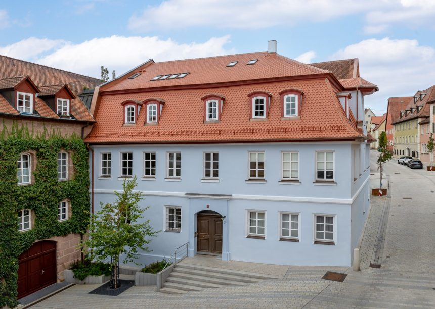 Mehrfamilienhaus mit Bibern in Rautespitz im traditionellen naturrot gedeckt in der Gesamtansicht