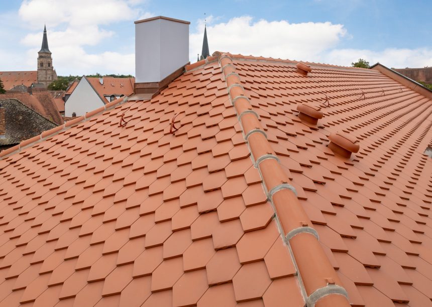 Mehrfamilienhaus mit Bibern in Rautespitz im traditionellen naturrot gedeckt