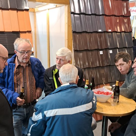 Interessante Gespräche in Dresden am Jacobi Dachziegel stand