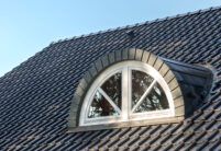 Klinkerhaus mit Flachdachziegel J13v in schiefergrau matt auf dem Dach