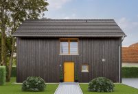 Geradliniges Holzhaus mit traditionellem Doppelmuldenfalzziegel Z2 in nachtgrau