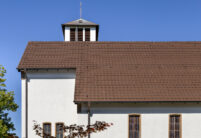 Friedenskirche mit Z10 in dunkelbraun auf dem Dach mit weißer Fassade