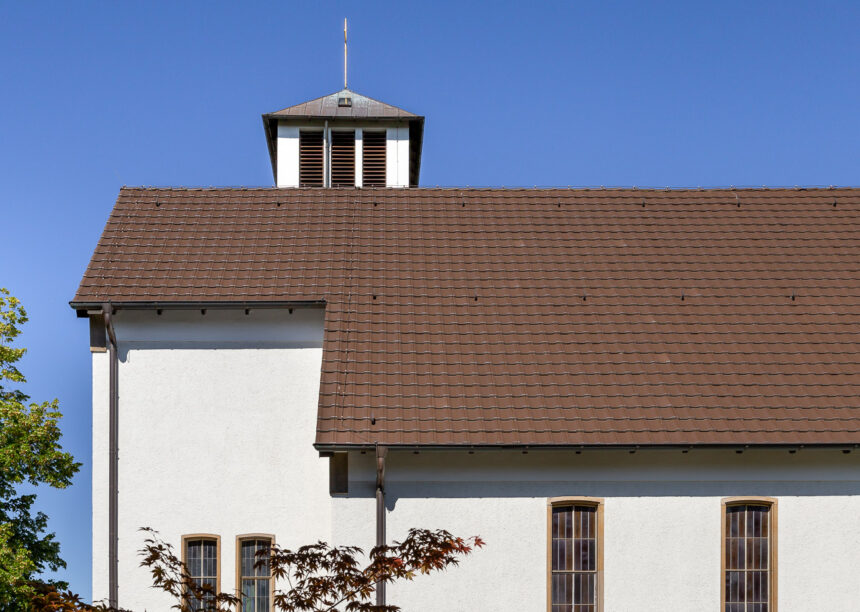 Friedenskirche mit Z10 in dunkelbraun auf dem Dach mit weißer Fassade