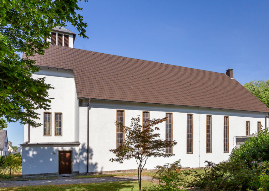 Friedenskirche mit Z10 in dunkelbraun auf dem Dach