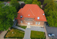 Umgebautes Pfarrhaus mit Hohlfalzziegel Z5 in naturrot dunkel auf dem Dach