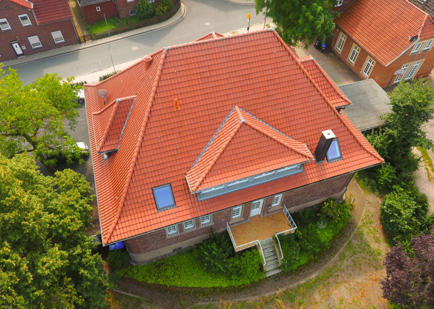 Umgebautes Pfarrhaus mit Hohlfalzziegel Z5 in naturrot dunkel auf dem Dach