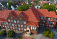 Schule mit Hohlfalzziegel Z5 auf dem Dach