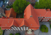 Schule mit Hohlfalzziegel Z5 auf dem Dach