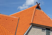 Baumschule mit Fachwerk und Hohlfalzziegel Z5 in naturrot hell auf dem Dach