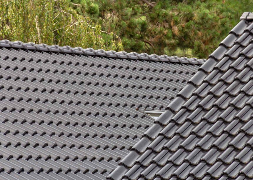 Detail eines Daches mit Hohlfalzziegel Z5 in edelschwarz gedeckt