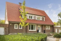 Einfamilienhaus mit Klinkerfassade und Hohlfalzziegel Z5