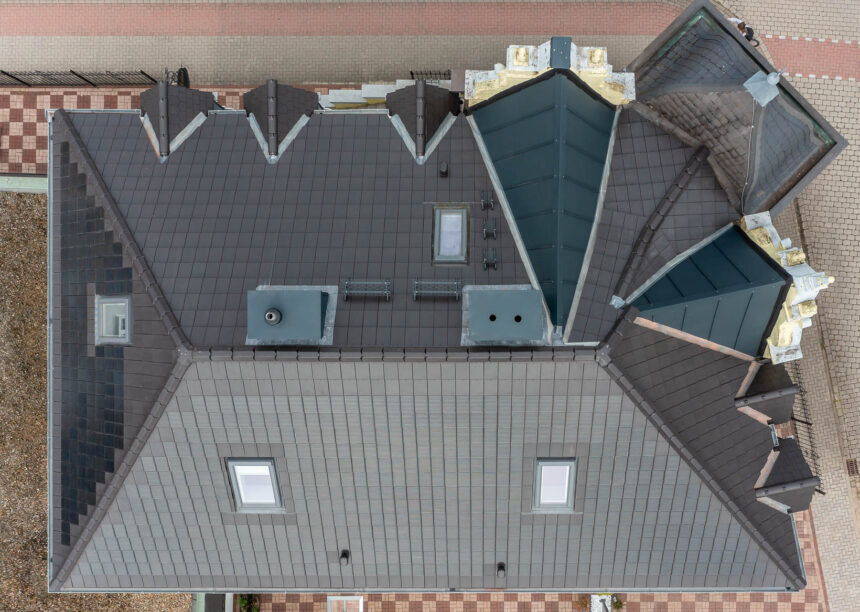 Hotel Villa Schneverdingen: energetische Sanierung mit Solarziegel Stylist-PV mit Autarq aus der Luft fotografiert.